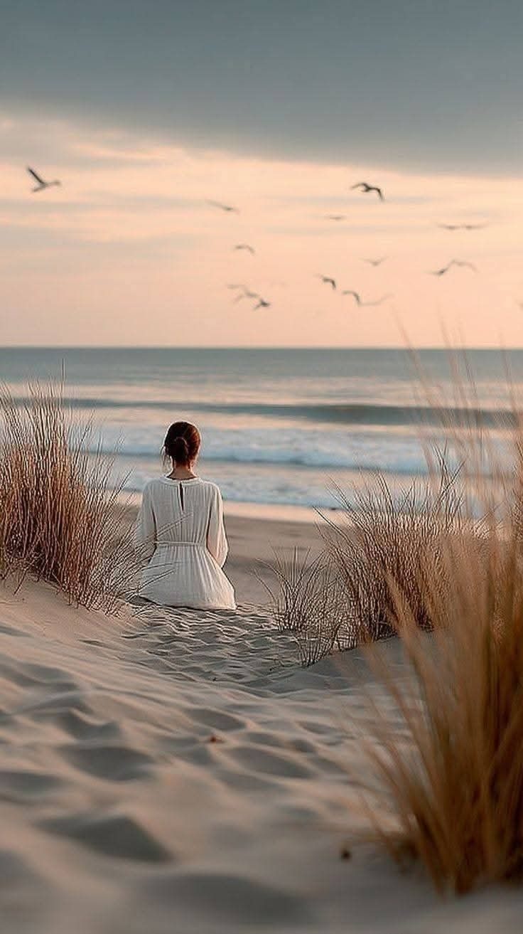 Mujer de espaldas frente al mar